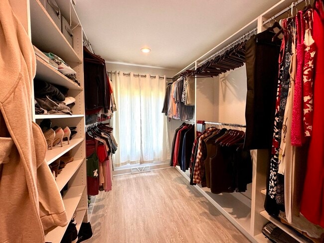 Building Photo - 4515 N Lake Dr