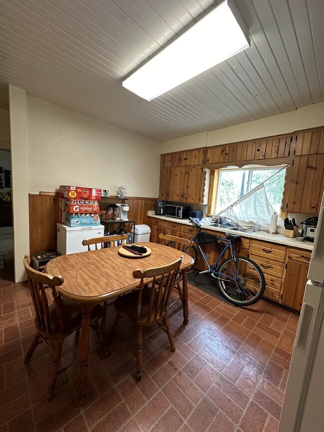 Building Photo - Great 4 Bed 3 Bath! Available June 1st