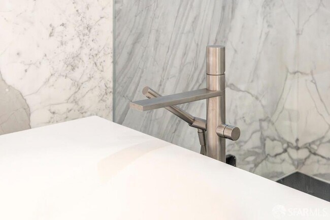 Building Photo - 333 Bush St