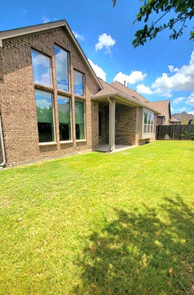 Backyard with lush landscaping - 2871 Cannon Dr