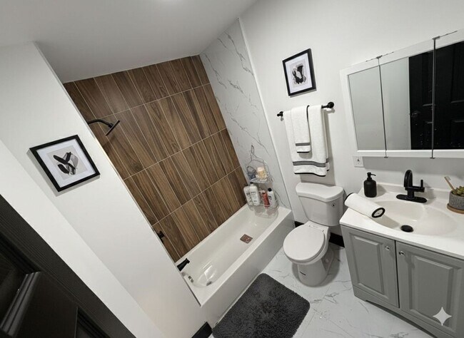 Building Photo - 910 S 18th St