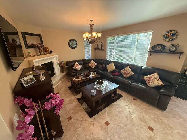 Building Photo - 4 Bedroom Home for Rent in Valencia Northp...