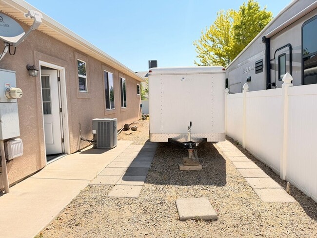 Building Photo - GORGEOUS 3Bed 2Bath 3Car Garage in NorthEast GJ!!!!!