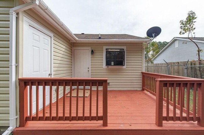 Building Photo - 2 Bedroom, 2 Bathroom Home