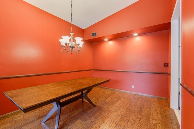 Building Photo - Spacious 3BR / 2BA Single-Story Pool Home in Granada Hills