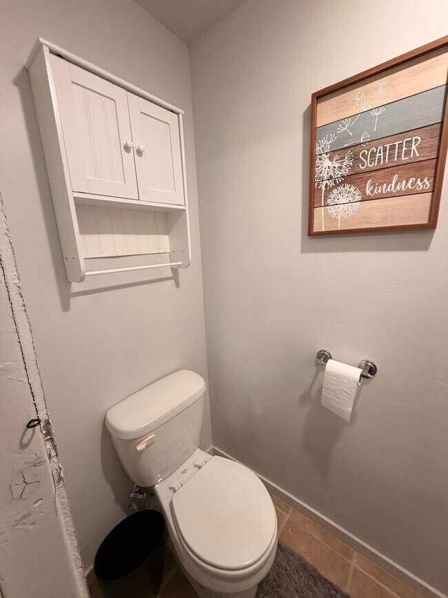 Building Photo - Beautiful 6 Bedroom/3.5 Bath Home in Springville!