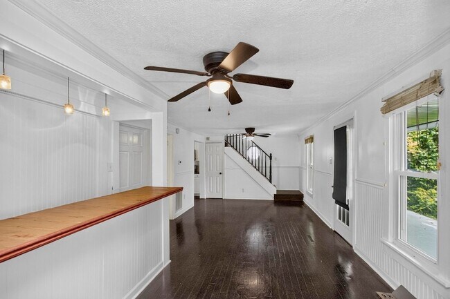 Building Photo - 3008 Lakeshore Dr