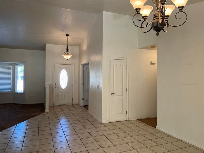 Building Photo - 3 bedroom, 2 bathroom in Apple Valley!