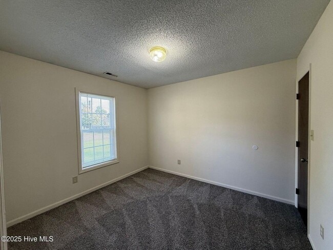 Building Photo - Nice 2 bedroom duplex