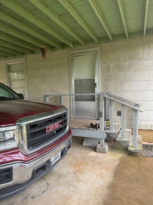Building Photo - 1105 N White Oak Rd