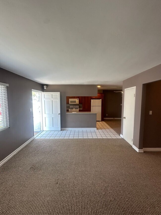 Building Photo - Beautifully landscaped 3BR/2BA house in La...