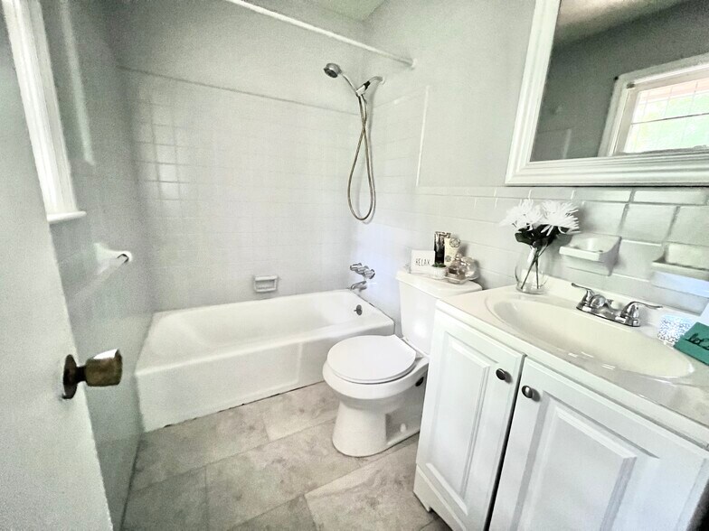 Building Photo - 4129 Meadowbrook Dr