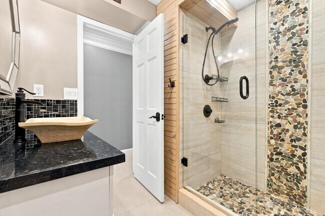 Building Photo - 3017 N Oakland Forest Dr