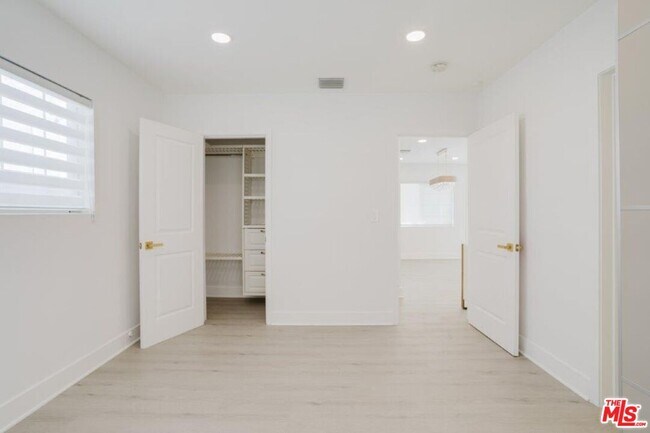 Building Photo - 9620 Woodale Ave