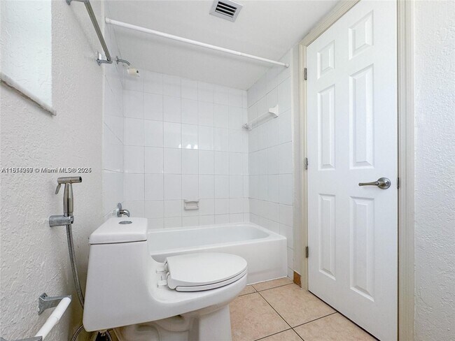 Building Photo - 9460 Fontainebleau Blvd