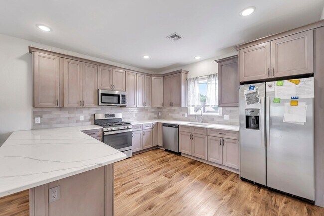 Building Photo - 285 JULIANNE Ter