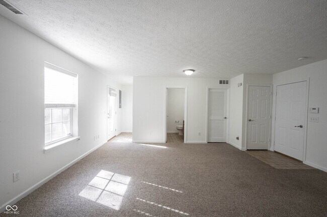 Building Photo - 9009 Mercer Dr