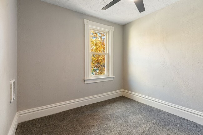 Building Photo - 3 bed 1.5 bath - freshly updated top to bottom, dishwasher, laundry, off street parking