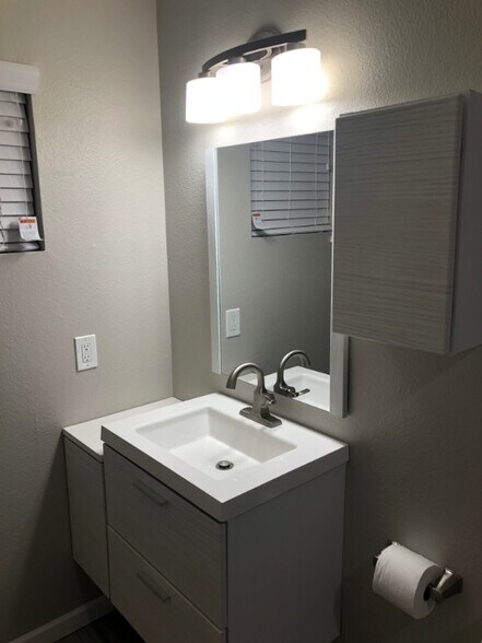 Building Photo - 2328 E 6th St