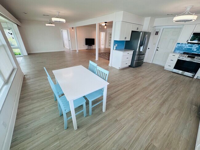 Building Photo - 3536 Belle Vista Dr E