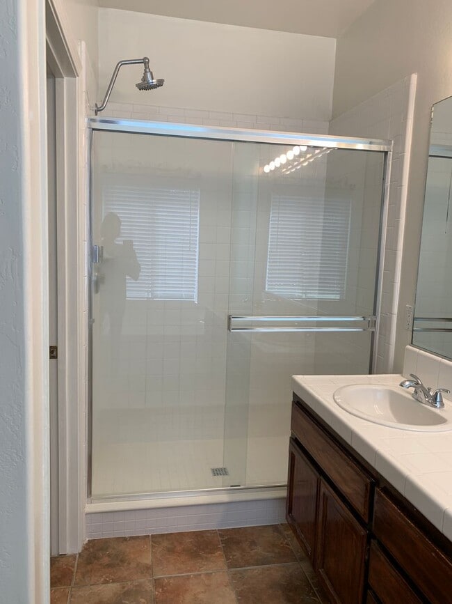 Building Photo - River Oaks Area Stockdale Highway & Buena Vista 93311 4+2 $2600