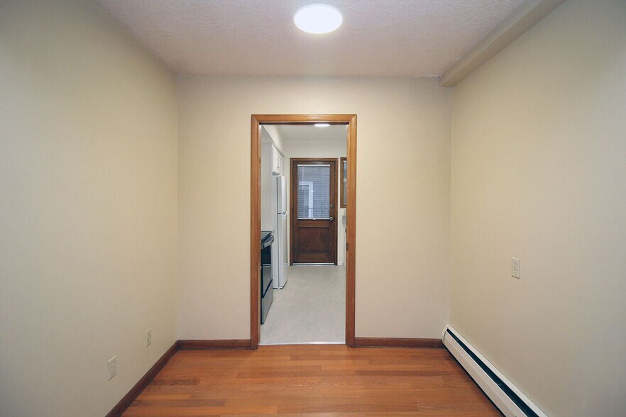 Building Photo - 3200-3236 SW Marigold St