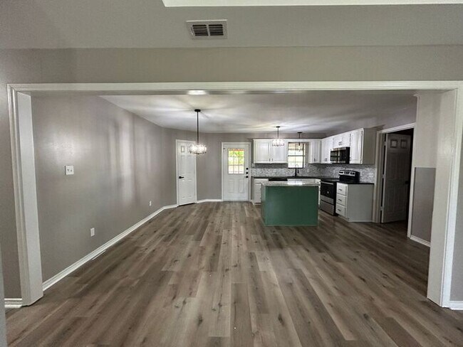Building Photo - Lakeside Dream Home: Fully Remodeled 4BD/2BA Near Loop 323