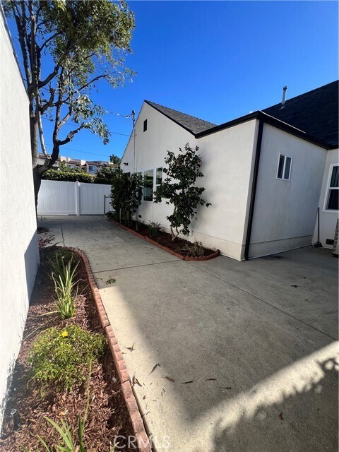 Building Photo - 635 Palm Dr