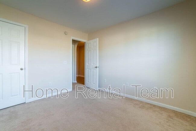 Building Photo - 37 Twin Oaks Pl