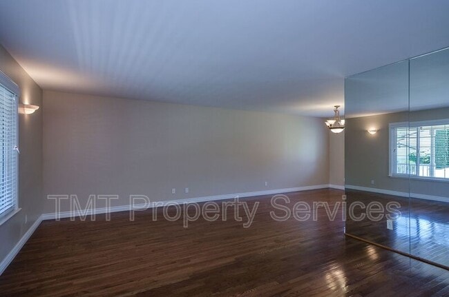 Building Photo - 485 Meadowbrook Dr