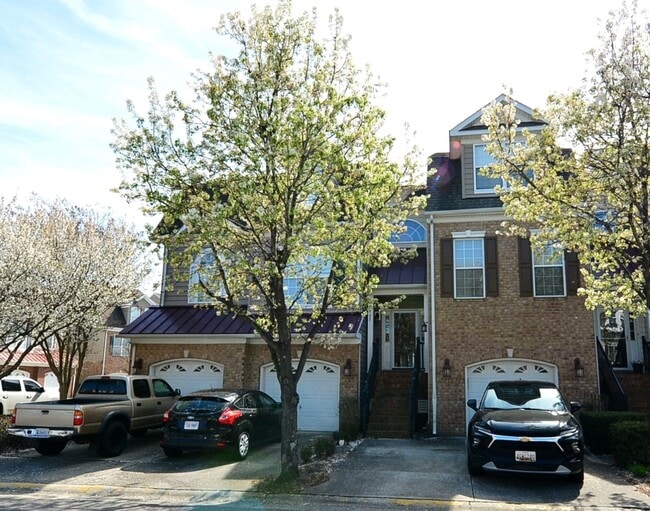 Building Photo - Beautiful Townhome/condo