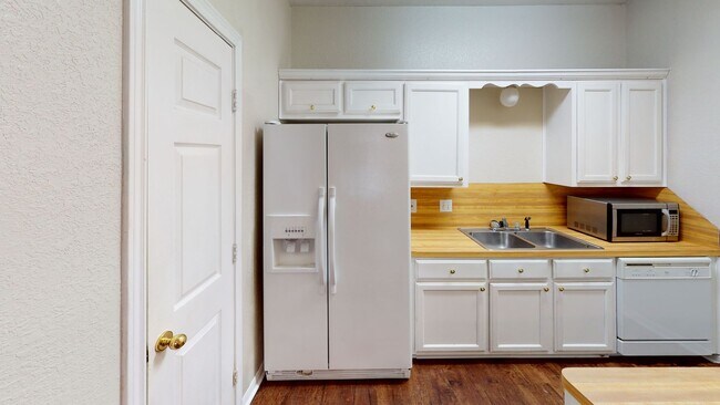 Building Photo - Spacious 4/2 Walking Distance to Baylor Ca...