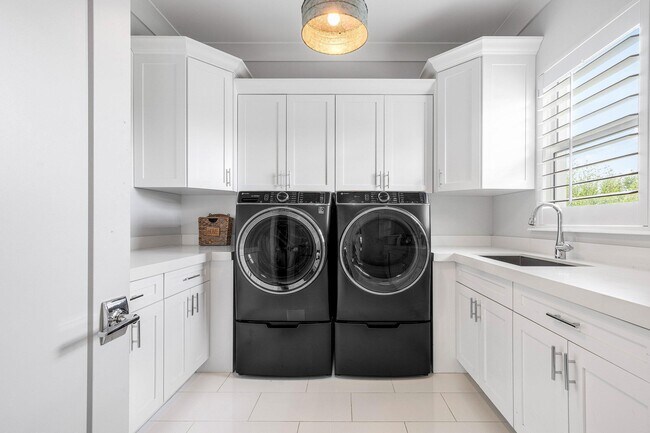 Building Photo - 2100 Notre Dame Dr