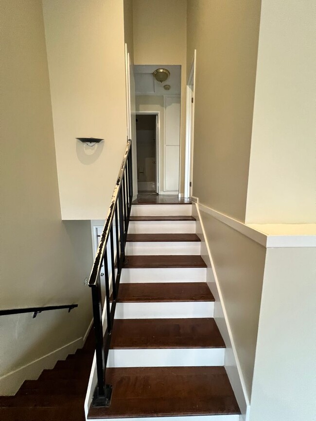 Building Photo - Newbury Park - Two bedroom, one bathroom c...