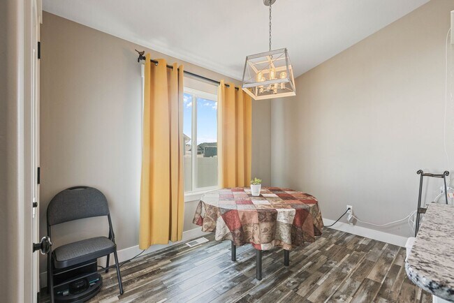 Building Photo - Partially furnished Twin home in Rigby