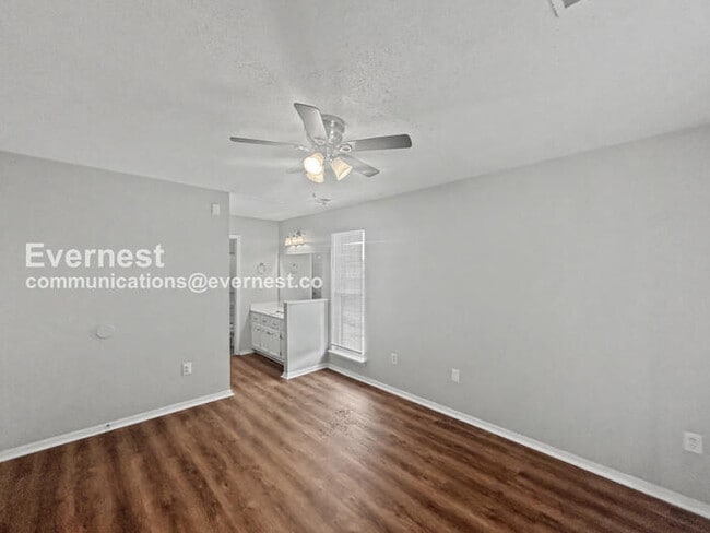 Building Photo - 3400 Laurelwood Dr