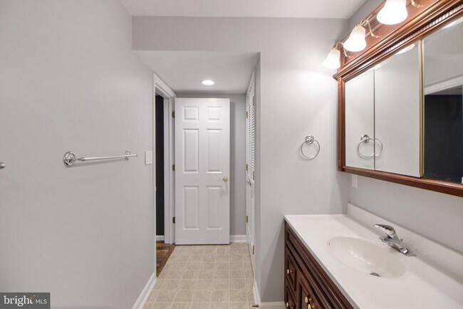 Building Photo - 7420 Mayflower Ct