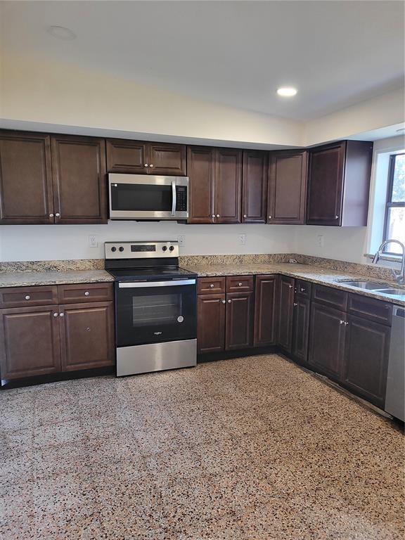 Building Photo - 2118 Lake Christie Dr