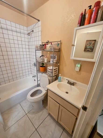 Building Photo - 714 S Record Ave