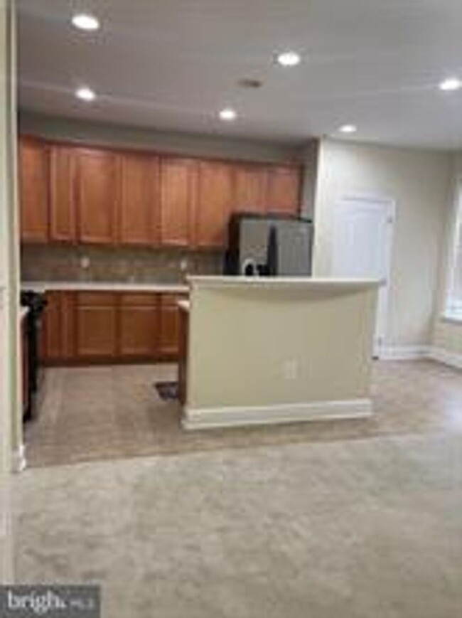 Building Photo - END UNIT TOWNHOUSE WITH 2 CAR GARAGE, 4 BE...