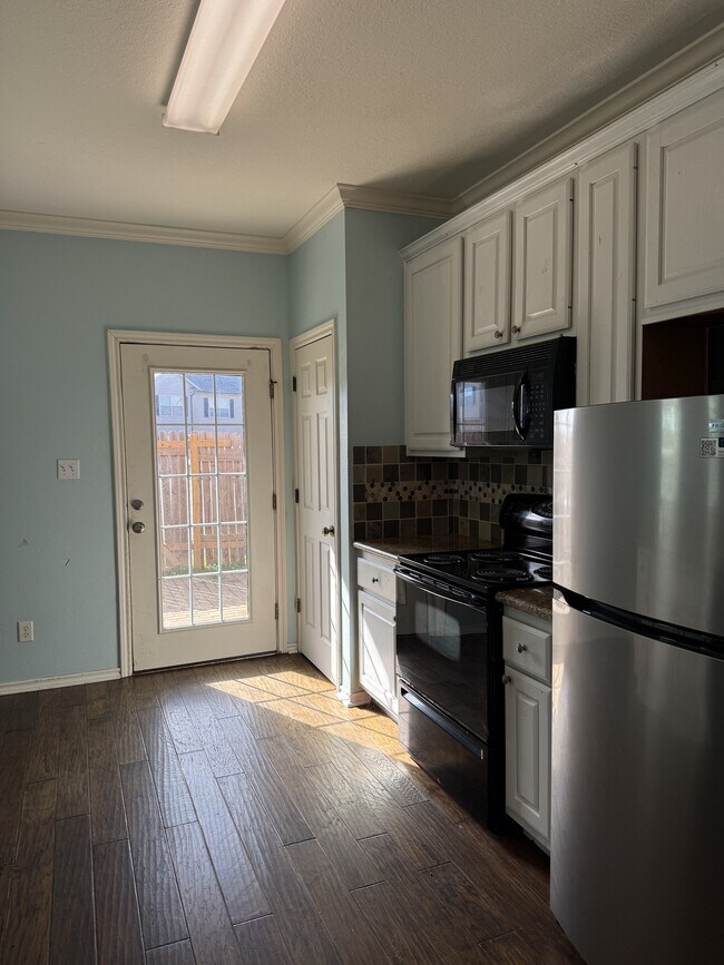 Building Photo - 1425 W Villa Maria Rd