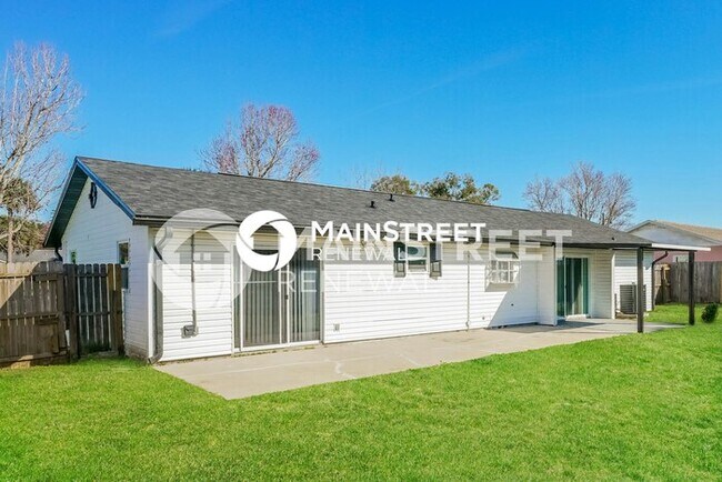 Building Photo - 3 Bedroom Pet-Friendly Home in EDGEWATER, FL with Main Street Renewal