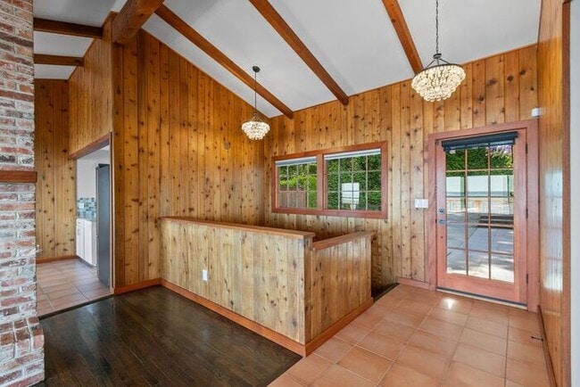 Building Photo - Air Conditioned Pacific Northwest Classic ...