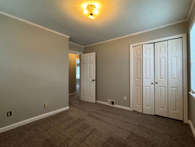 Building Photo - Move in Ready Prairie Village Ranch + Fenc...