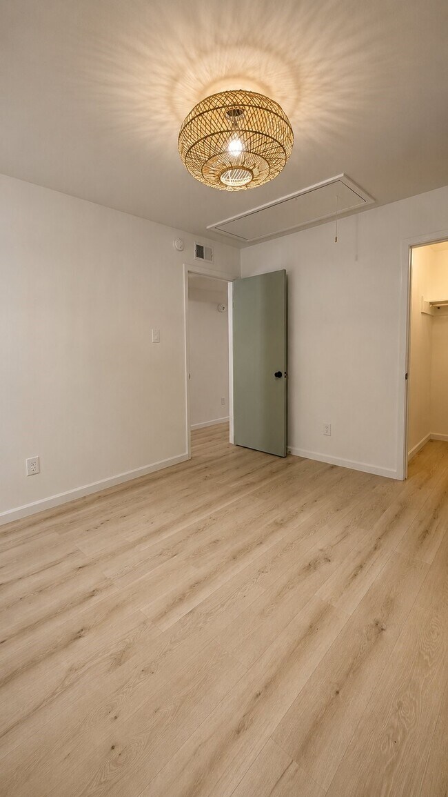 Building Photo - 9511 Bollingbrook Dr
