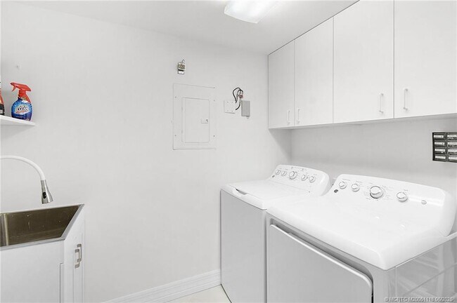 Building Photo - 8600 S Ocean Dr
