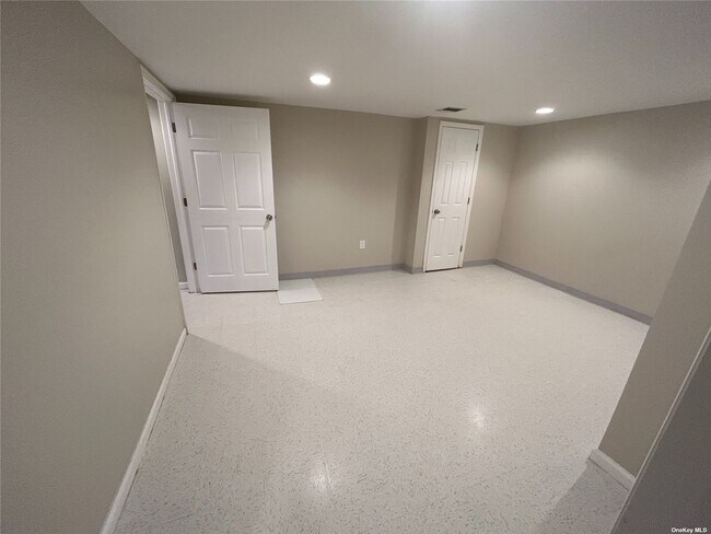 Building Photo - 2 Linden St