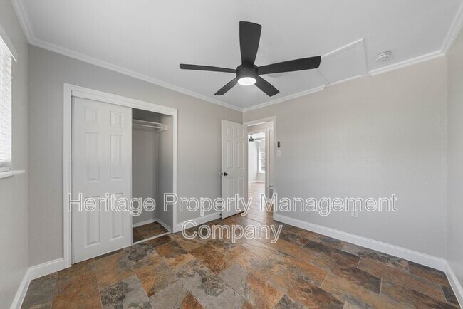 Building Photo - 640 Crest Ln