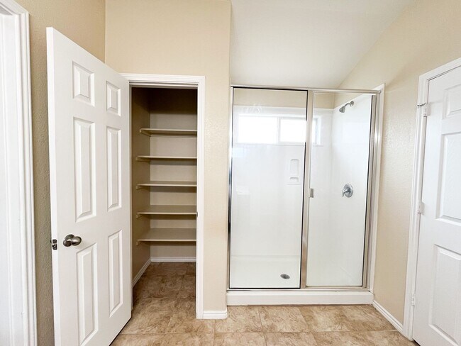 Building Photo - Available NOW!! Beautiful 1 story, 3 bedro...