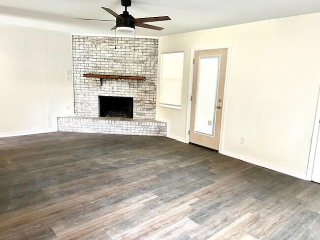 Building Photo - 3/2 brick home in Cottage Park Estates